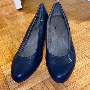 Aerosoles navy leather heels - size 9 - EUC
